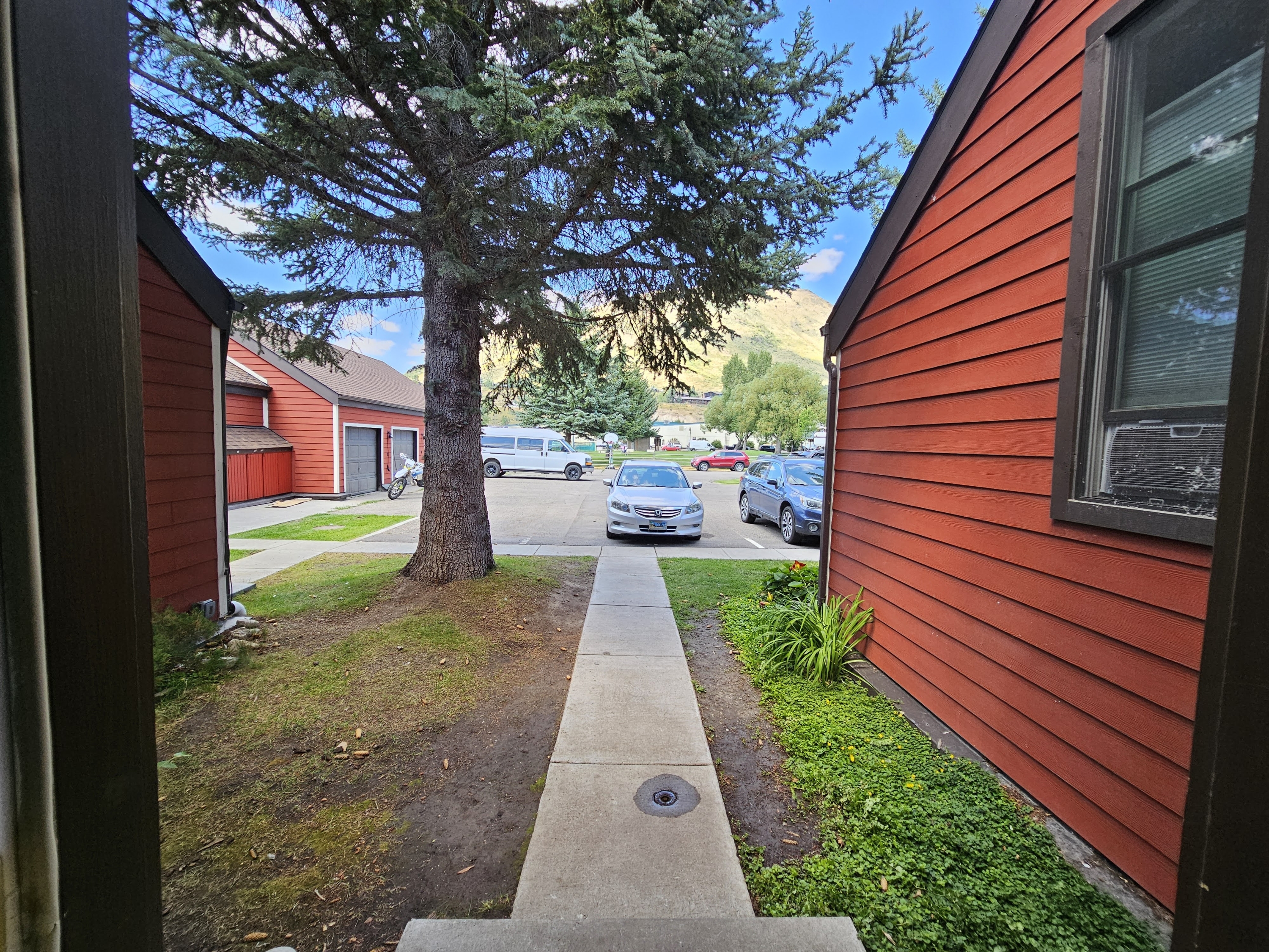 Clusters #43 - 1040 Smith Lane